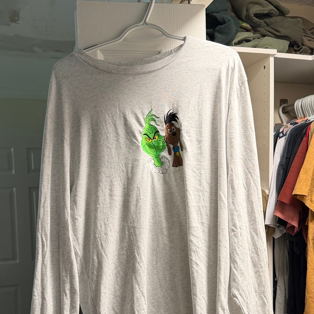 Gray Long Sleeve Shirt with Cartoon Graphic grinch